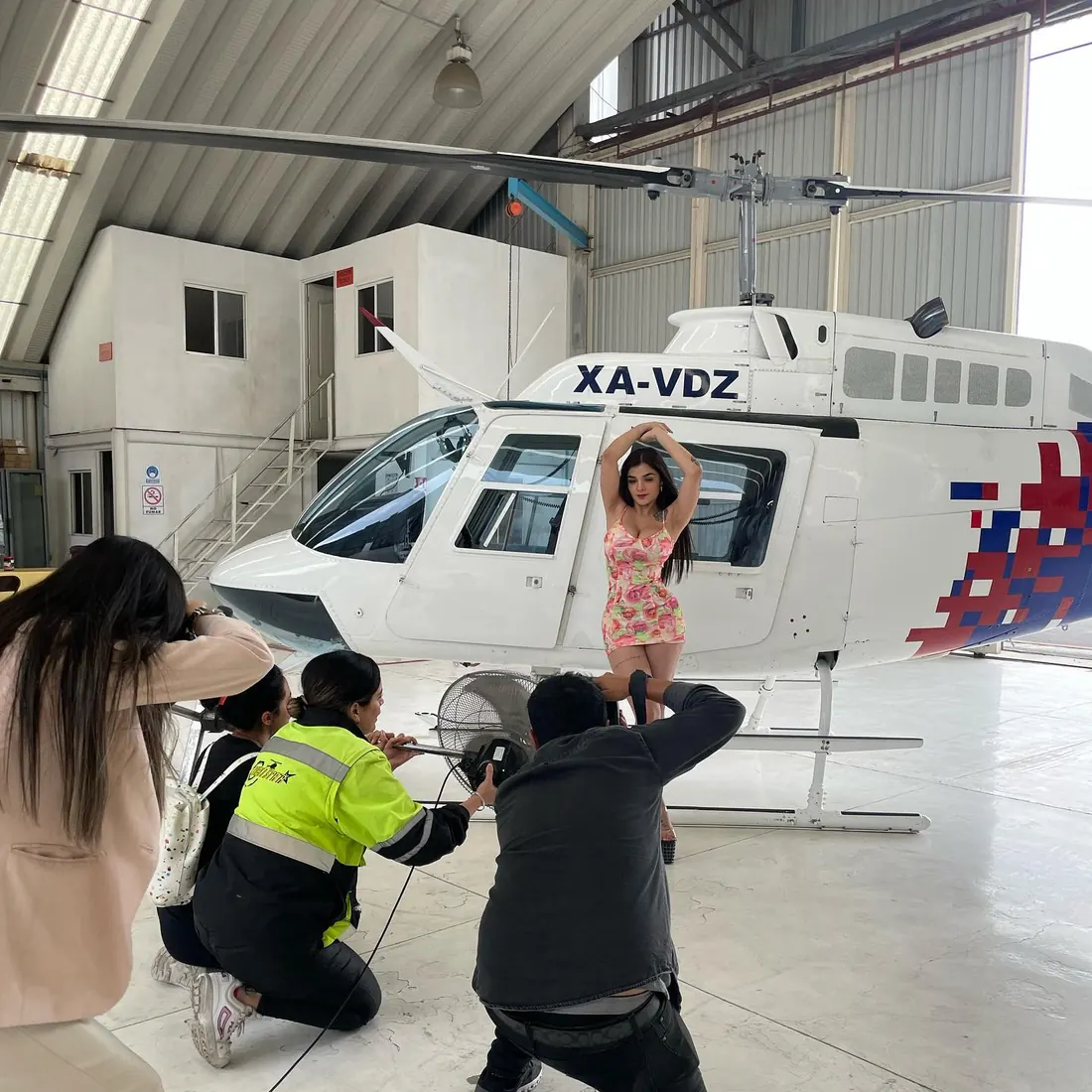 Producción fotográfica con un Bell 206 dentro del hangar