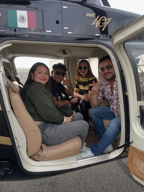 Pasajeros en la cabina de un Bell 407