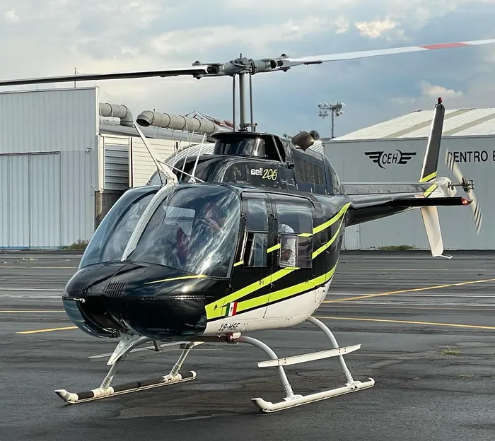 Bell 206 negro con franjas amarillas