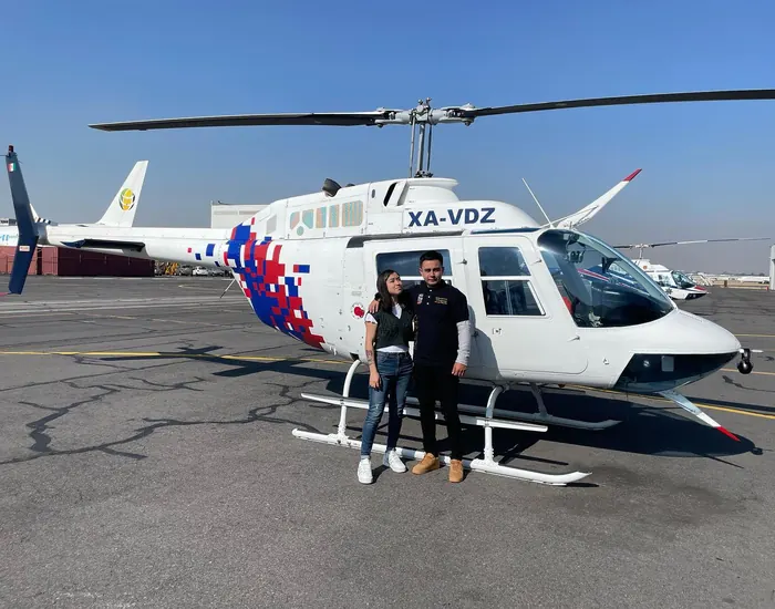 Pareja frente al Bell 206 XA-VDZ