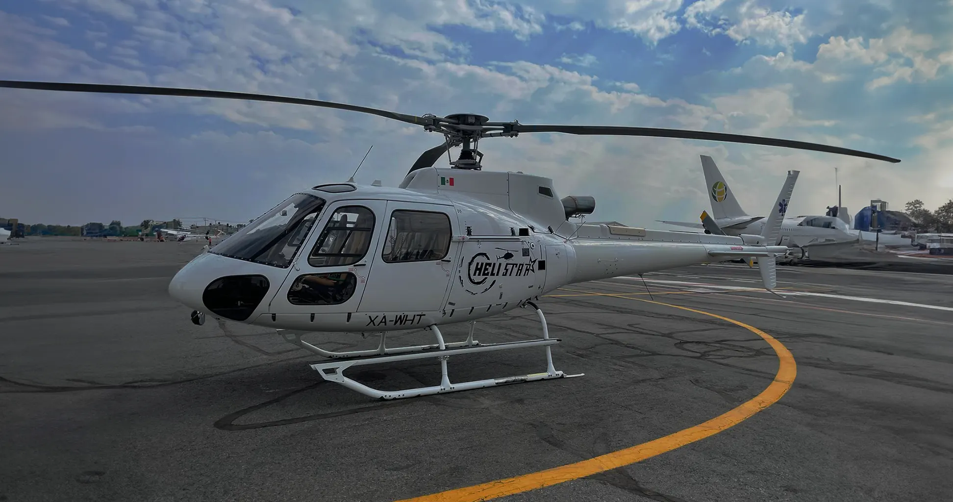 Helicóptero Airbus AS350 de HeliStar, matrícula XA-WHT, en la plataforma