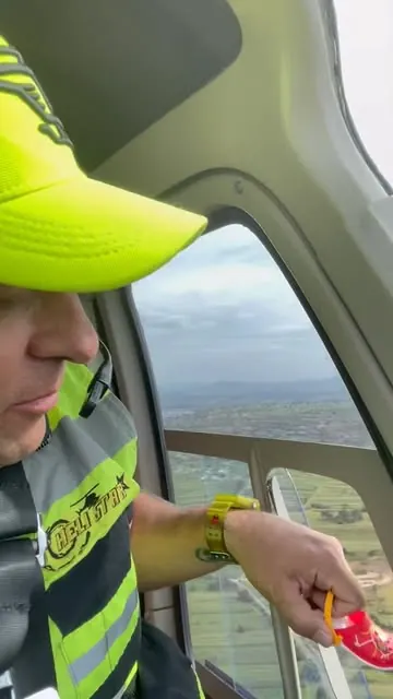Arturo Macías a los mandos, señalando por la ventanilla durante un vuelo