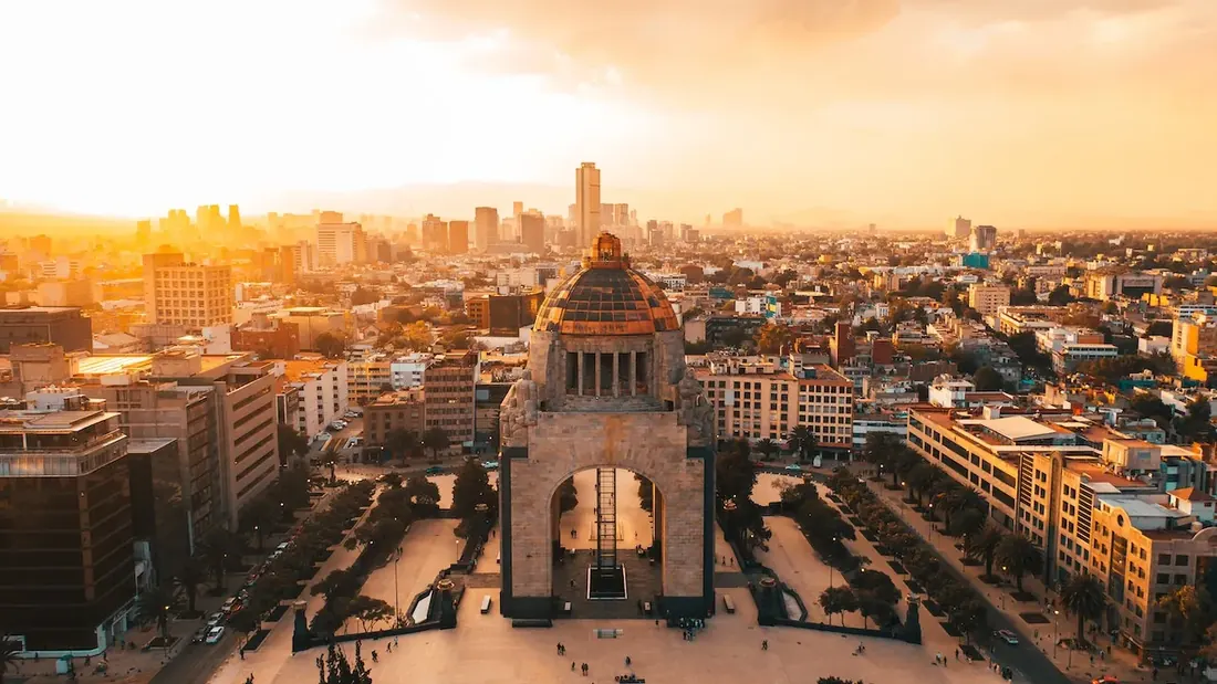 El Monumento a la Revolución y el centro de la Ciudad de México al atardecer, desde el aire